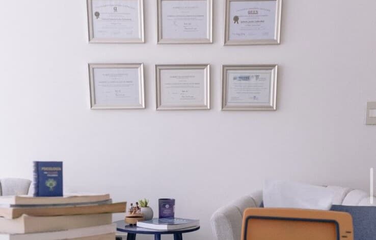 Pared con diplomas y certificaciones profesionales